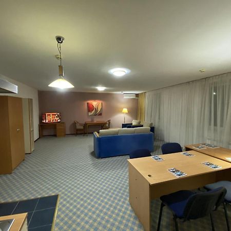 Green Hotel Atyrau Bagian luar foto
