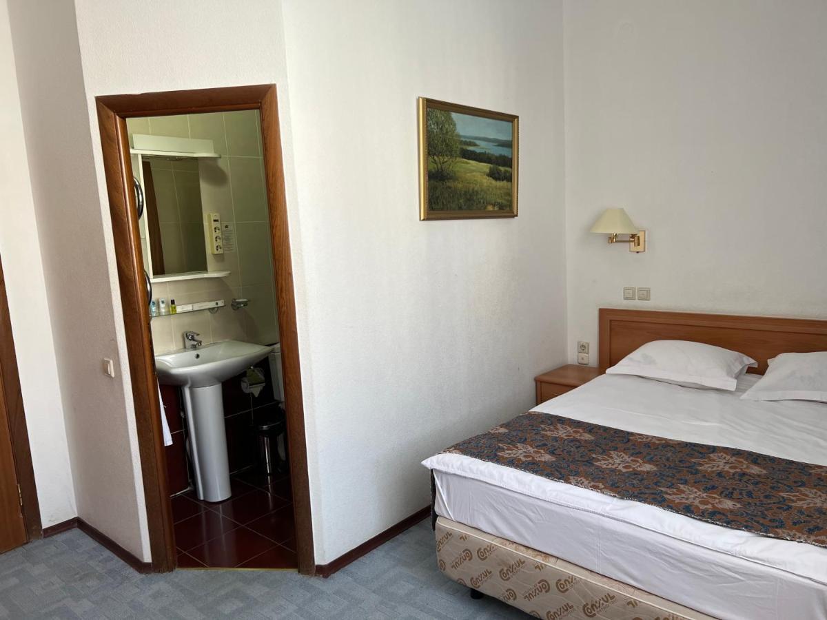 Green Hotel Atyrau Bagian luar foto