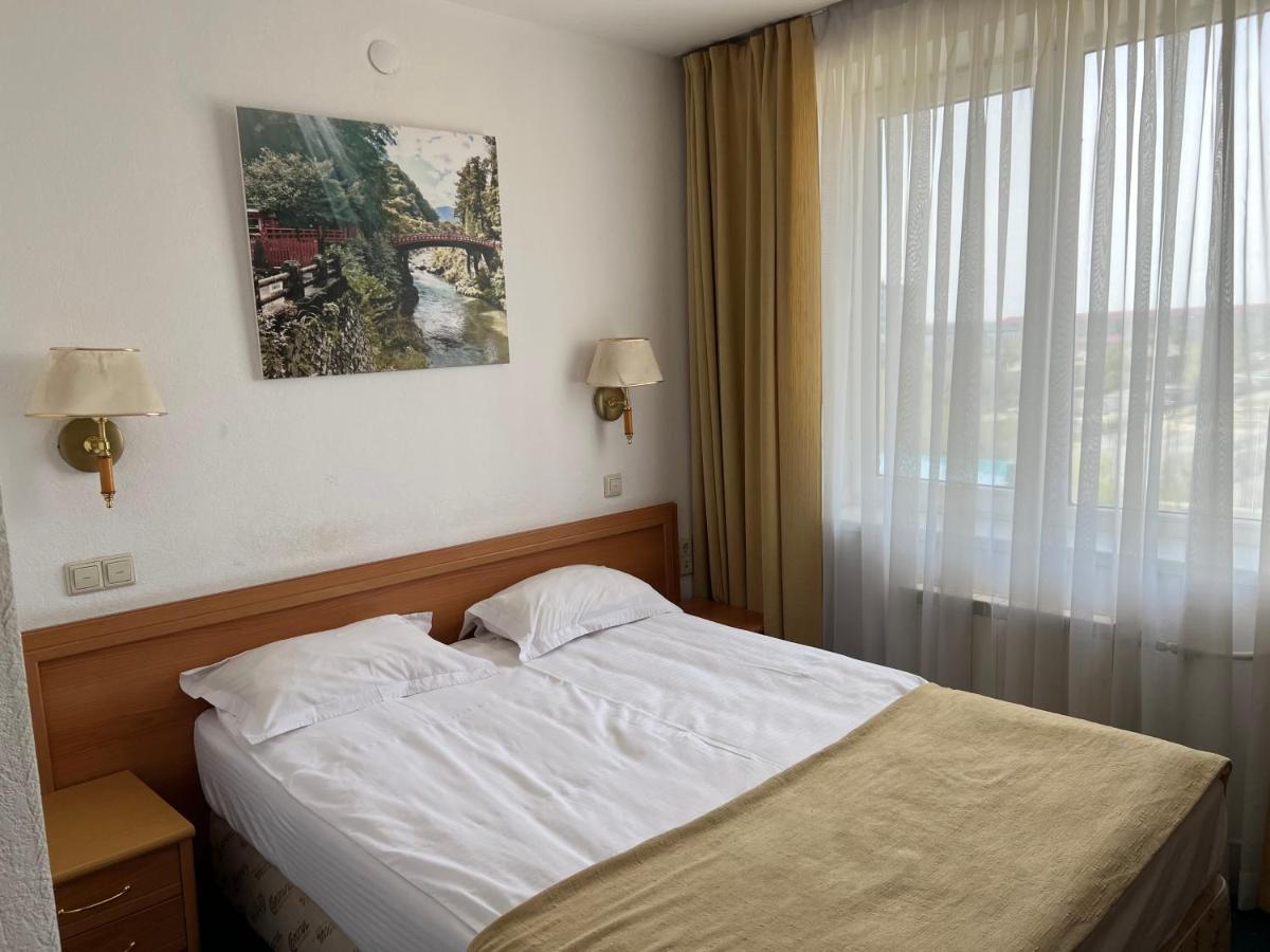 Green Hotel Atyrau Bagian luar foto