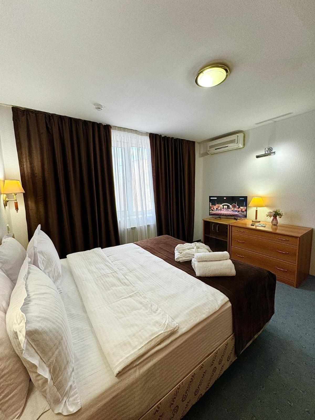 Green Hotel Atyrau Bagian luar foto